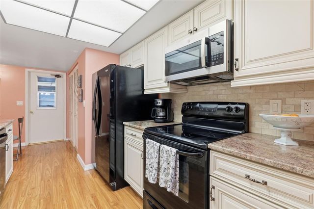 3191 GLEN ELYN BOULEVARD 4, Sarasota, FL 34237