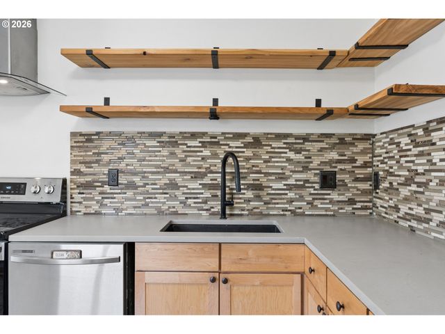 1215 Ne 81ST Ave, Portland, OR 97213