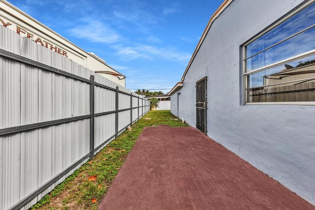 9311 Broad Manor Rd, Miami, FL 33147