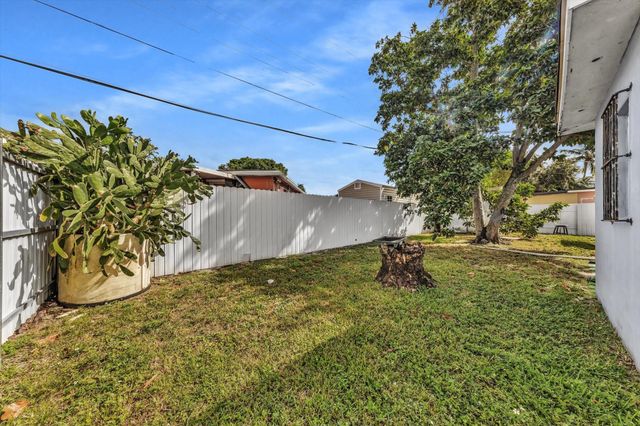 9311 Broad Manor Rd, Miami, FL 33147