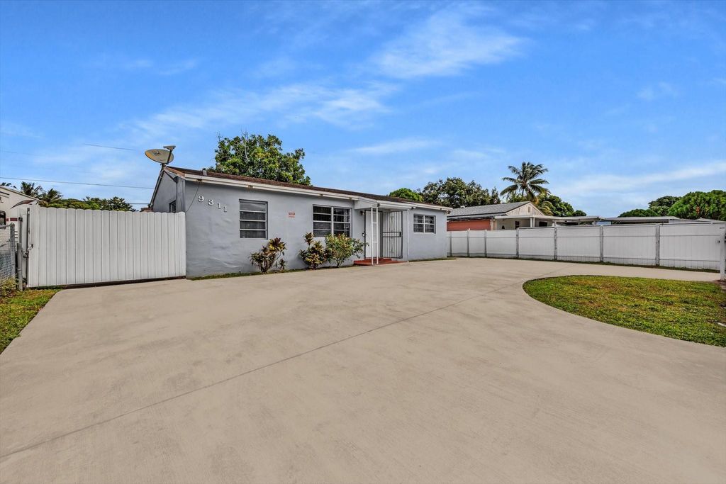 9311 Broad Manor Rd, Miami, FL 33147