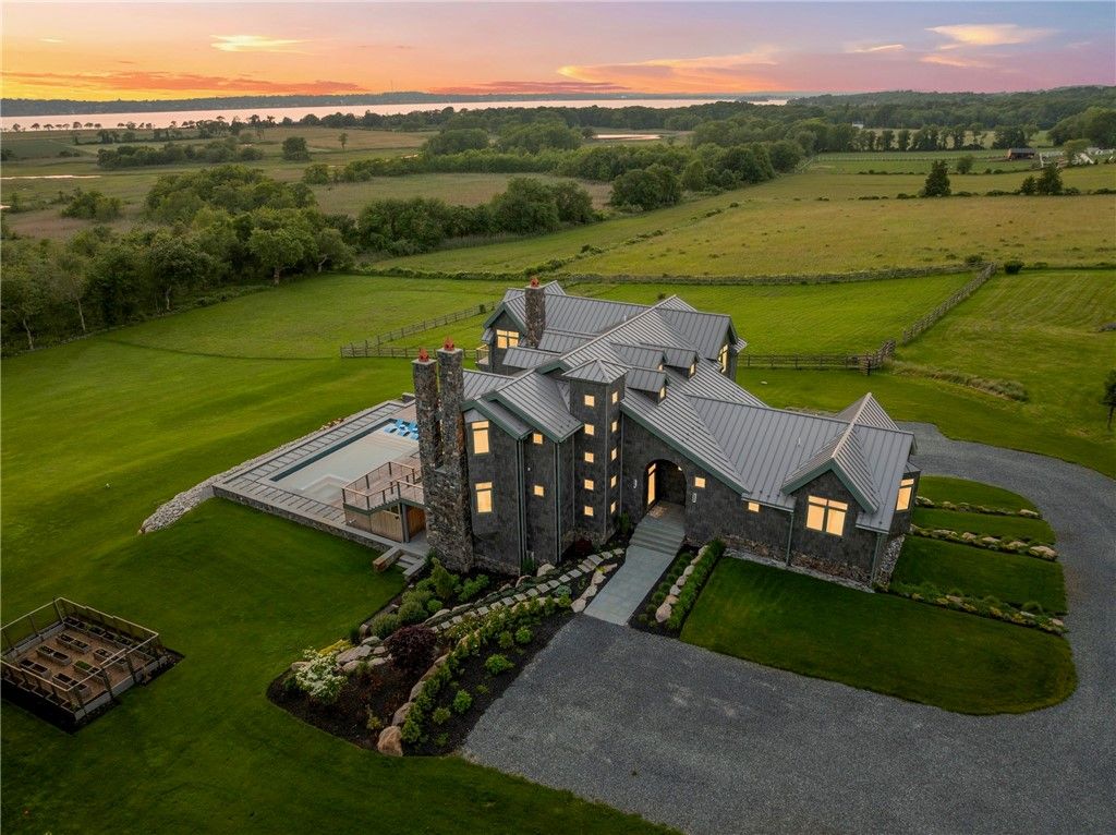 82 Nonquit Lane, Tiverton, RI 02878