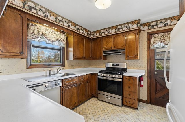 9 Monmouth St, Acushnet, MA 02743