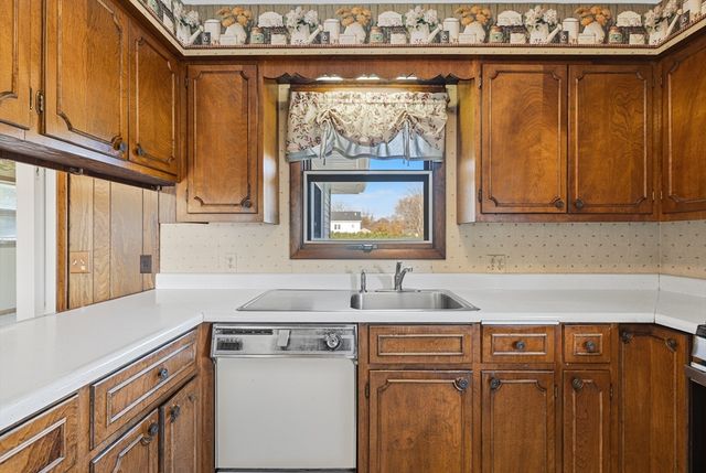 9 Monmouth St, Acushnet, MA 02743