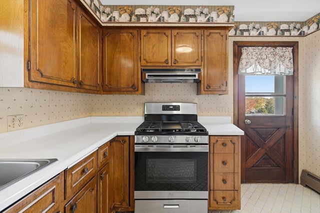 9 Monmouth St, Acushnet, MA 02743