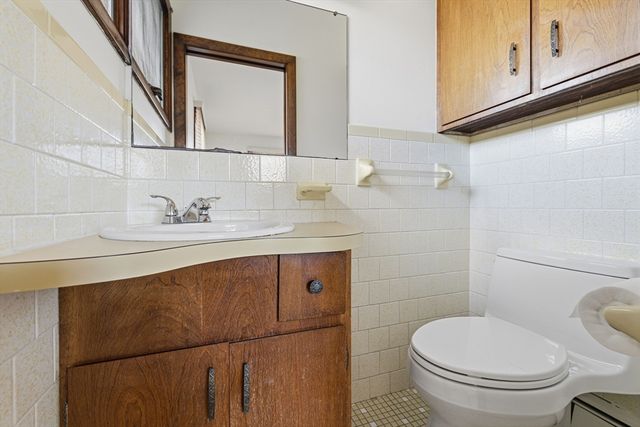 9 Monmouth St, Acushnet, MA 02743