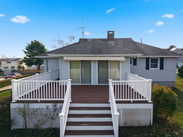 9 Monmouth St, Acushnet, MA 02743