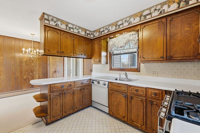 9 Monmouth St, Acushnet, MA 02743