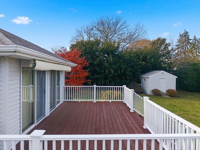 9 Monmouth St, Acushnet, MA 02743