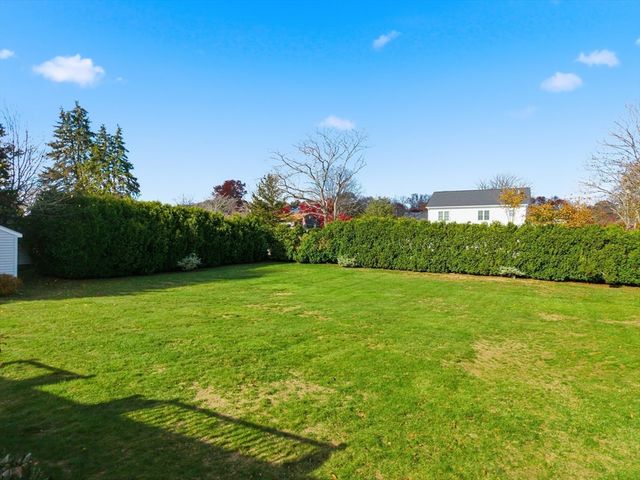 9 Monmouth St, Acushnet, MA 02743