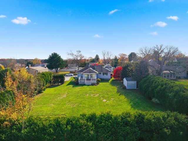 9 Monmouth St, Acushnet, MA 02743