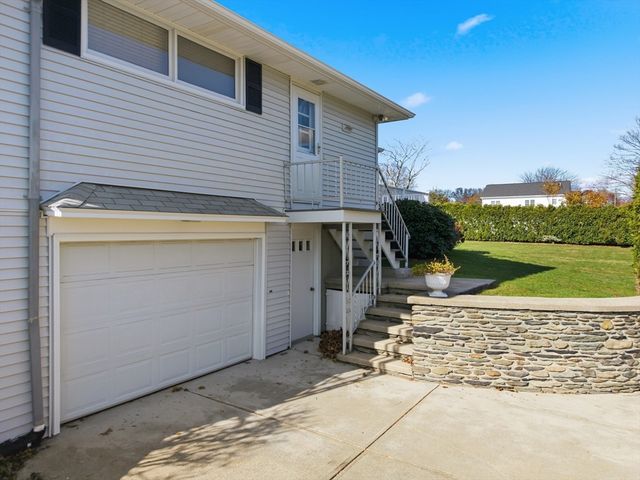 9 Monmouth St, Acushnet, MA 02743