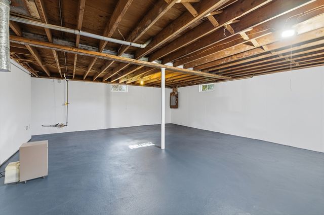 9 Monmouth St, Acushnet, MA 02743