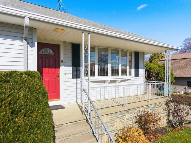 9 Monmouth St, Acushnet, MA 02743