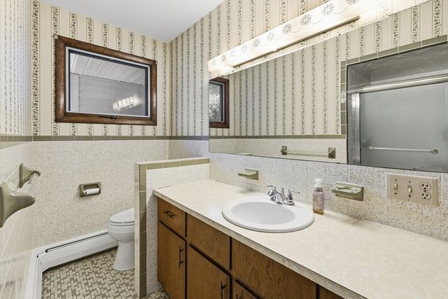 9 Monmouth St, Acushnet, MA 02743