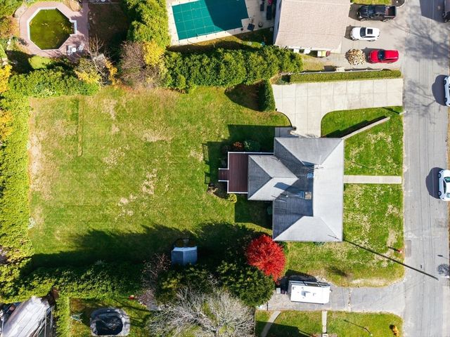 9 Monmouth St, Acushnet, MA 02743