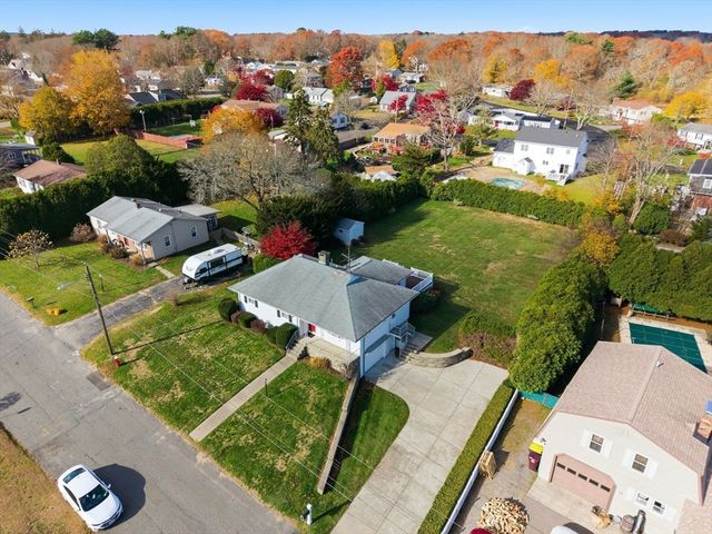 9 Monmouth St, Acushnet, MA 02743