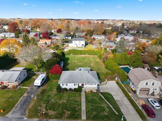 9 Monmouth St, Acushnet, MA 02743