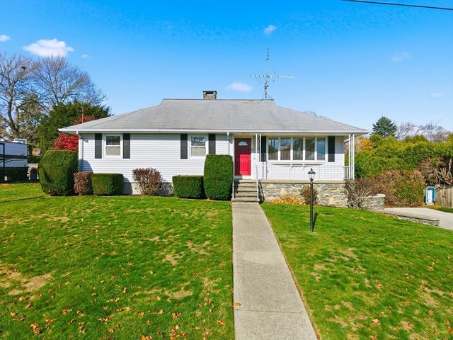 9 Monmouth St, Acushnet, MA 02743