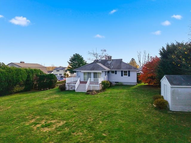 9 Monmouth St, Acushnet, MA 02743
