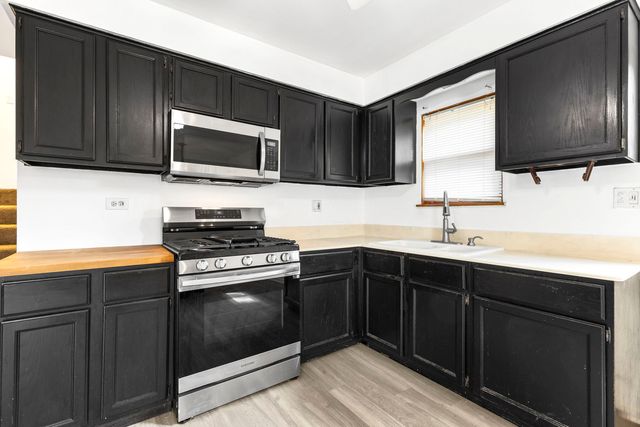 8639 Plainfield Road, Lyons, IL 60534