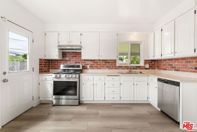 7869 Croydon Avenue, Los Angeles, CA 90045