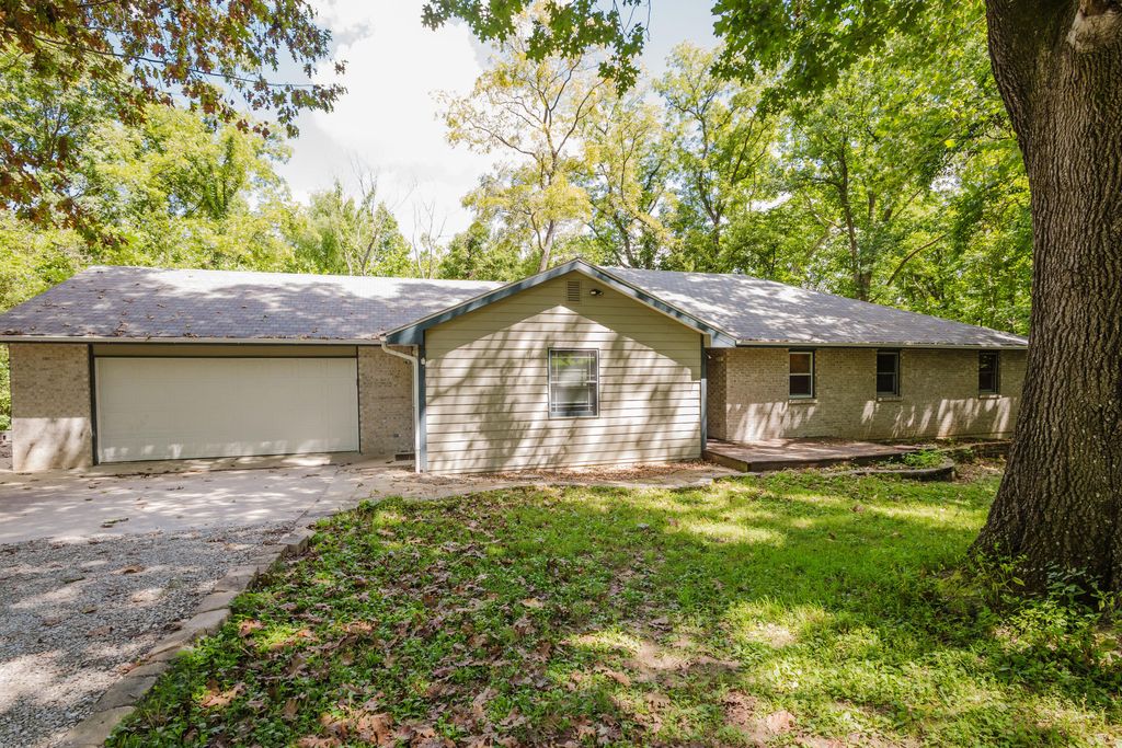 2404 S LIZZIE LN, Rocheport, MO 65279