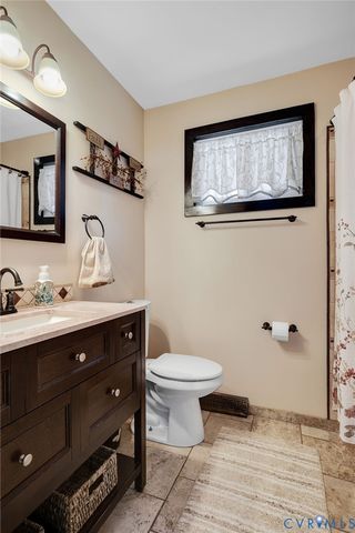 904 Lakewood Dr, Colonial Heights, VA 23834