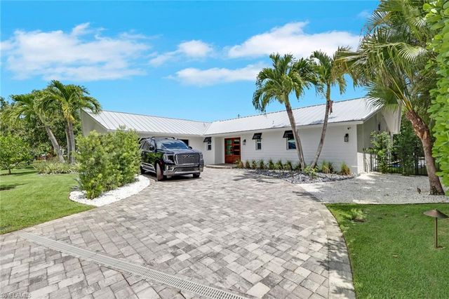 765 High Pines DR, Naples, FL 34103