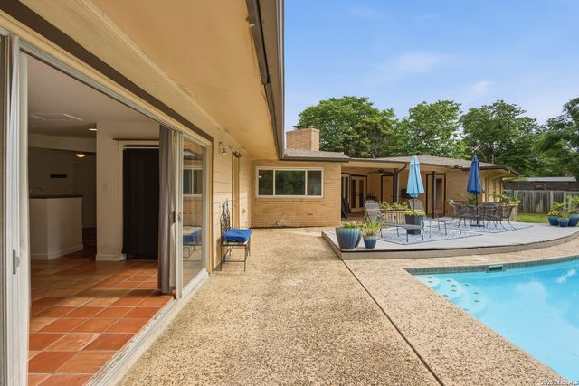 100 GLENTOWER DR, Castle Hills, TX 78213