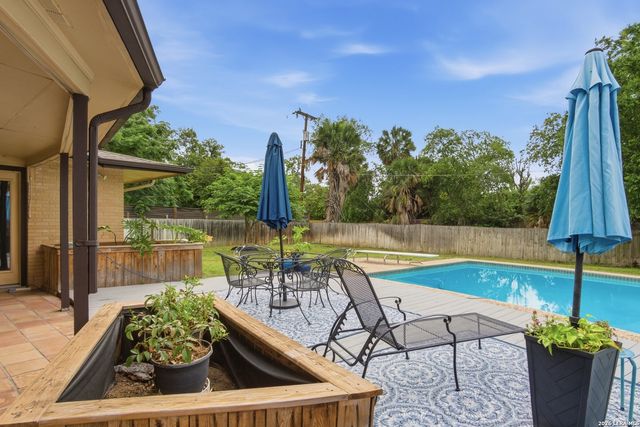 100 GLENTOWER DR, Castle Hills, TX 78213