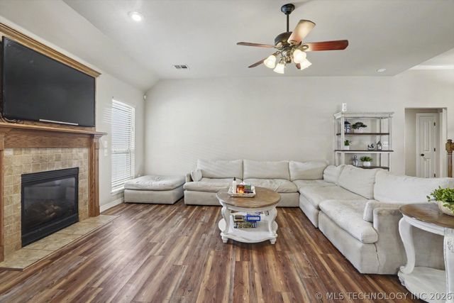 14559 S Courtney Lane, Glenpool, OK 74033