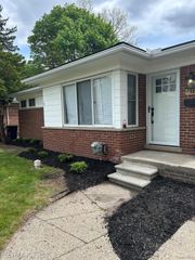 8865 Kenberton Drive, Oak Park, MI 48237