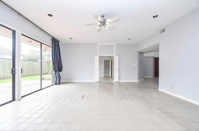 11747 Riverview Dr, Houston, TX 77077