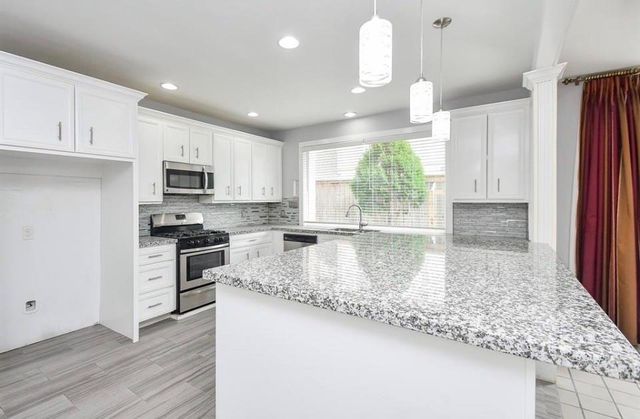 11747 Riverview Dr, Houston, TX 77077