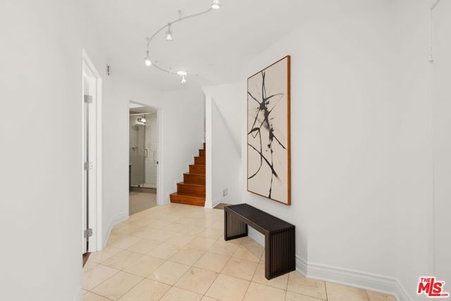 1222 N Kings Road 8, West Hollywood, CA 90069