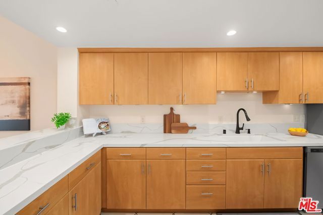 1222 N Kings Road 8, West Hollywood, CA 90069