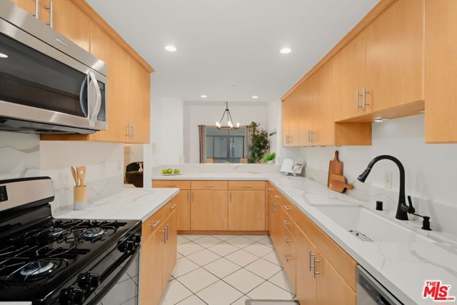 1222 N Kings Road 8, West Hollywood, CA 90069