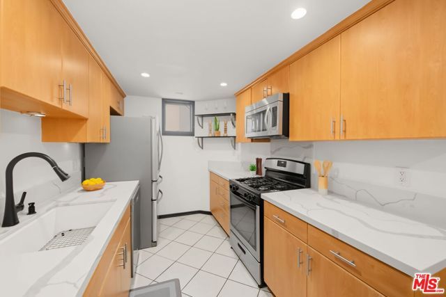 1222 N Kings Road 8, West Hollywood, CA 90069