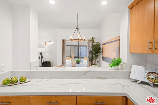 1222 N Kings Road 8, West Hollywood, CA 90069