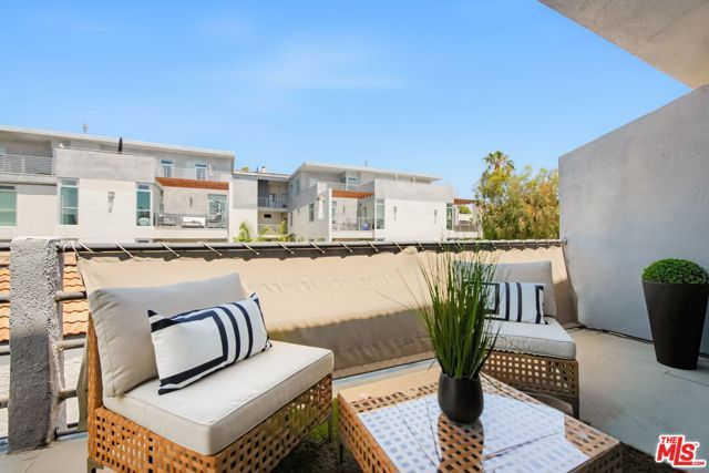 1222 N Kings Road 8, West Hollywood, CA 90069