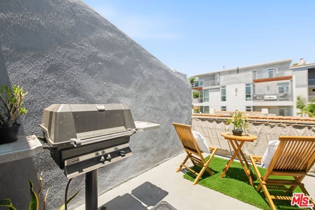 1222 N Kings Road 8, West Hollywood, CA 90069