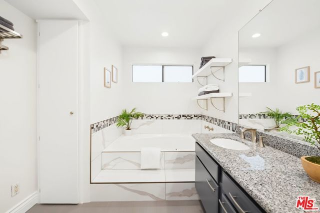 1222 N Kings Road 8, West Hollywood, CA 90069