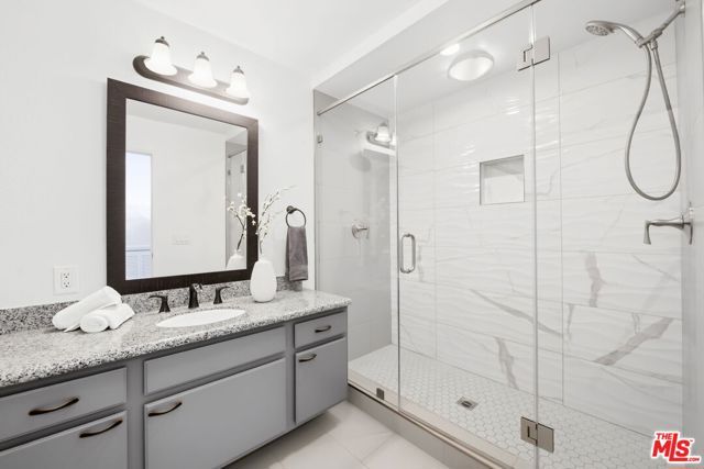 1222 N Kings Road 8, West Hollywood, CA 90069
