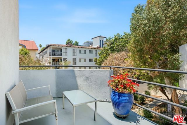 1222 N Kings Road 8, West Hollywood, CA 90069