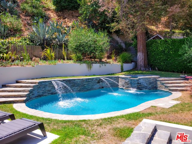 5866 Spring Oak Drive, Los Angeles, CA 90068