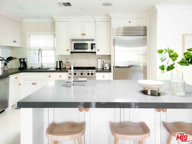 5866 Spring Oak Drive, Los Angeles, CA 90068