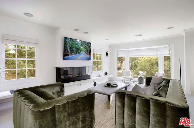 5866 Spring Oak Drive, Los Angeles, CA 90068