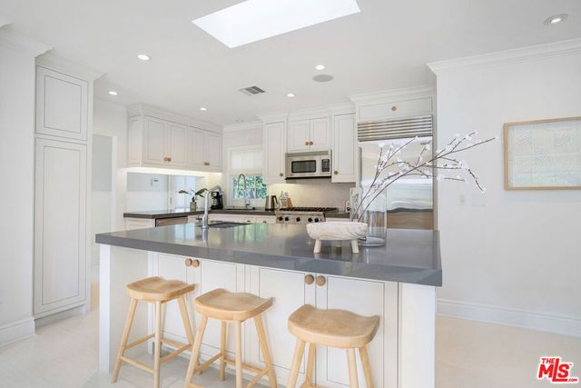 5866 Spring Oak Drive, Los Angeles, CA 90068