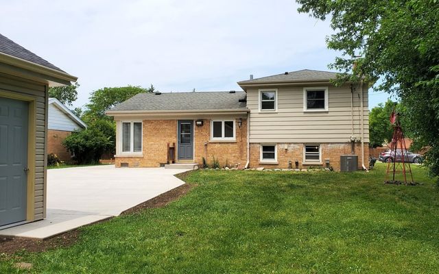 4715 W Lake Avenue, Glenview, IL 60025